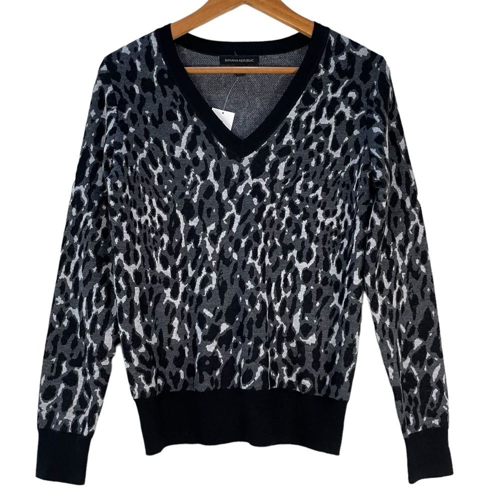 Banana Republic Merino Wool Blend Long Sleeve Animal Print V-Neck Small NEW